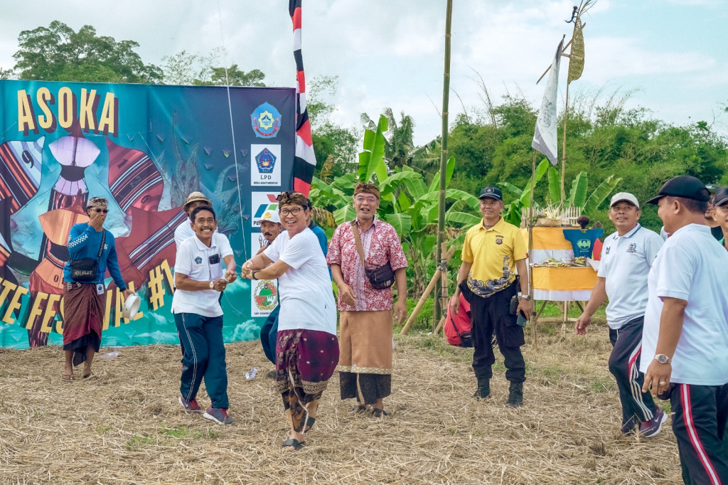 Sekda Adi Arnawa Buka Lomba Layang-Layang Asoka Kite Team Desa Mengwi